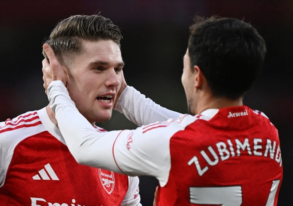 أرسنال يفوز على سندرلاند ويبتعد بصدارة الدوري الإنجليزي