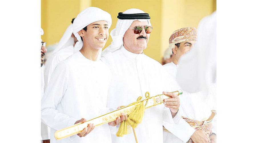 سلطان بن حمدان يحمل سيف المهرجان