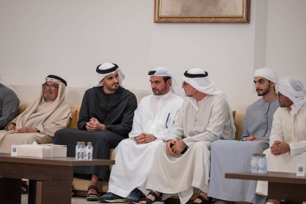 زايد بن محمد يعزّي في وفاة والدة عبد الحميد الحوسني