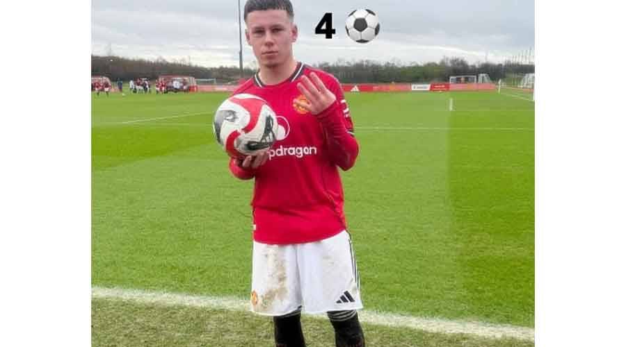 كاي روني مع كرة السوبر هاتريك