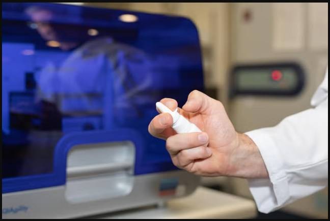 طبيب يعرض رذاذ أنف 