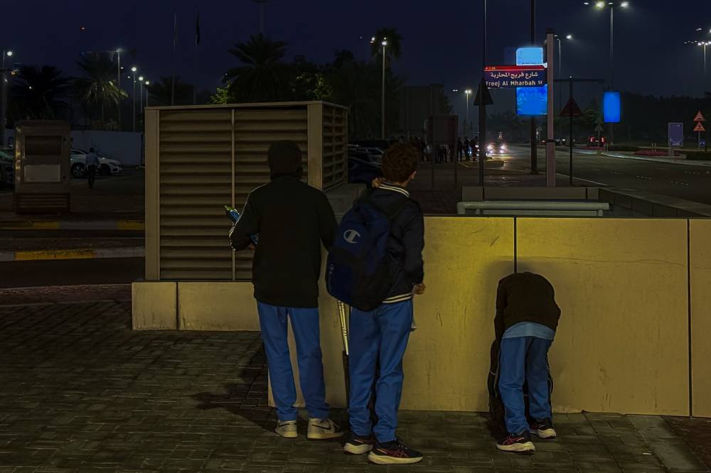 طلبة ينتظرون حافلتهم المدرسية ..تصوير: محمد السماني
