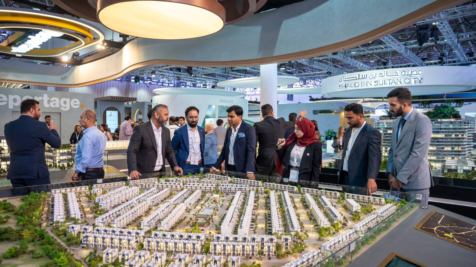 زوار في المعرض 