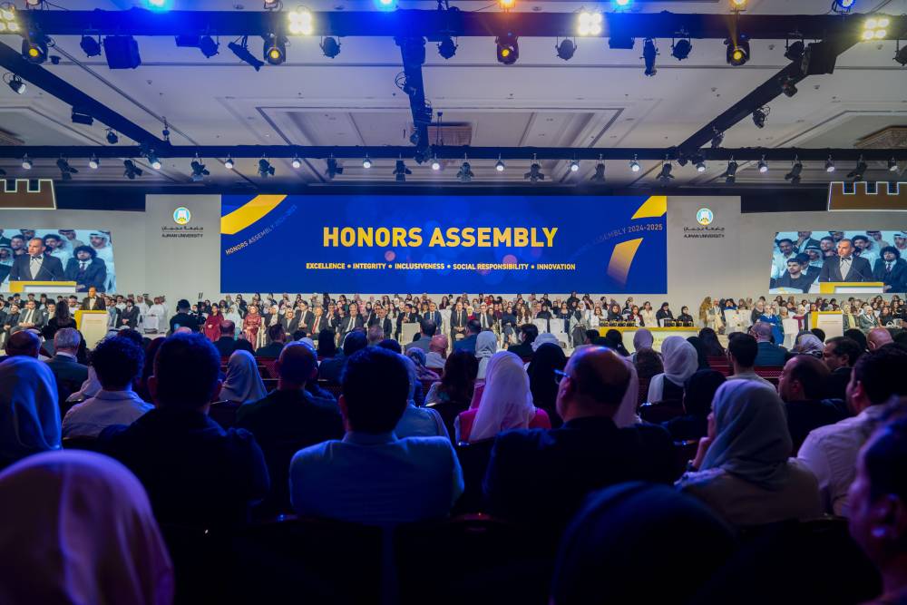 جامعة عجمان تحتفي بالمتفوقين  