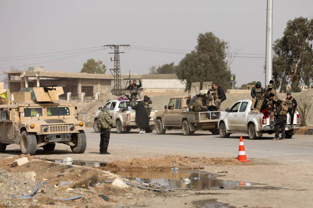 مركبات قوات سوريا الديمقراطية تنسحسب من الخطوط الأمامية في الحسكة تنفيذا للاتفاق مع دمشق (رويترز)