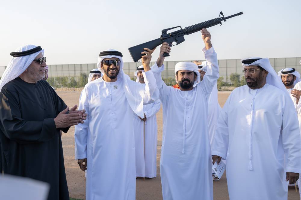 نهيان بن زايد خلال تتويج الفائزين