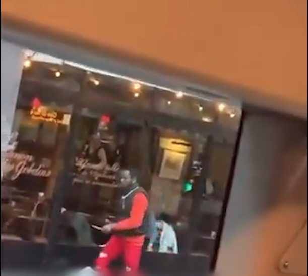 مسلح بسكين يهاجم ركاب وسائق حافلة في باريس