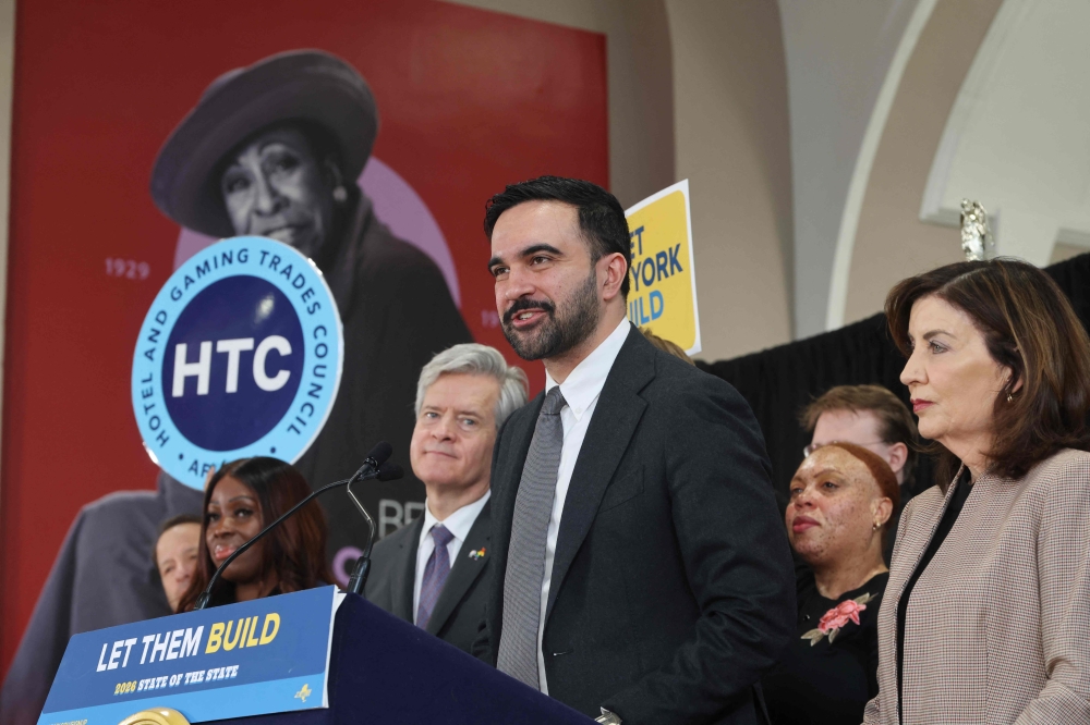 ممداني وكاثي ‌هوكول خلال تجمع لدعم بناء المزيد من المشاريع السكنية