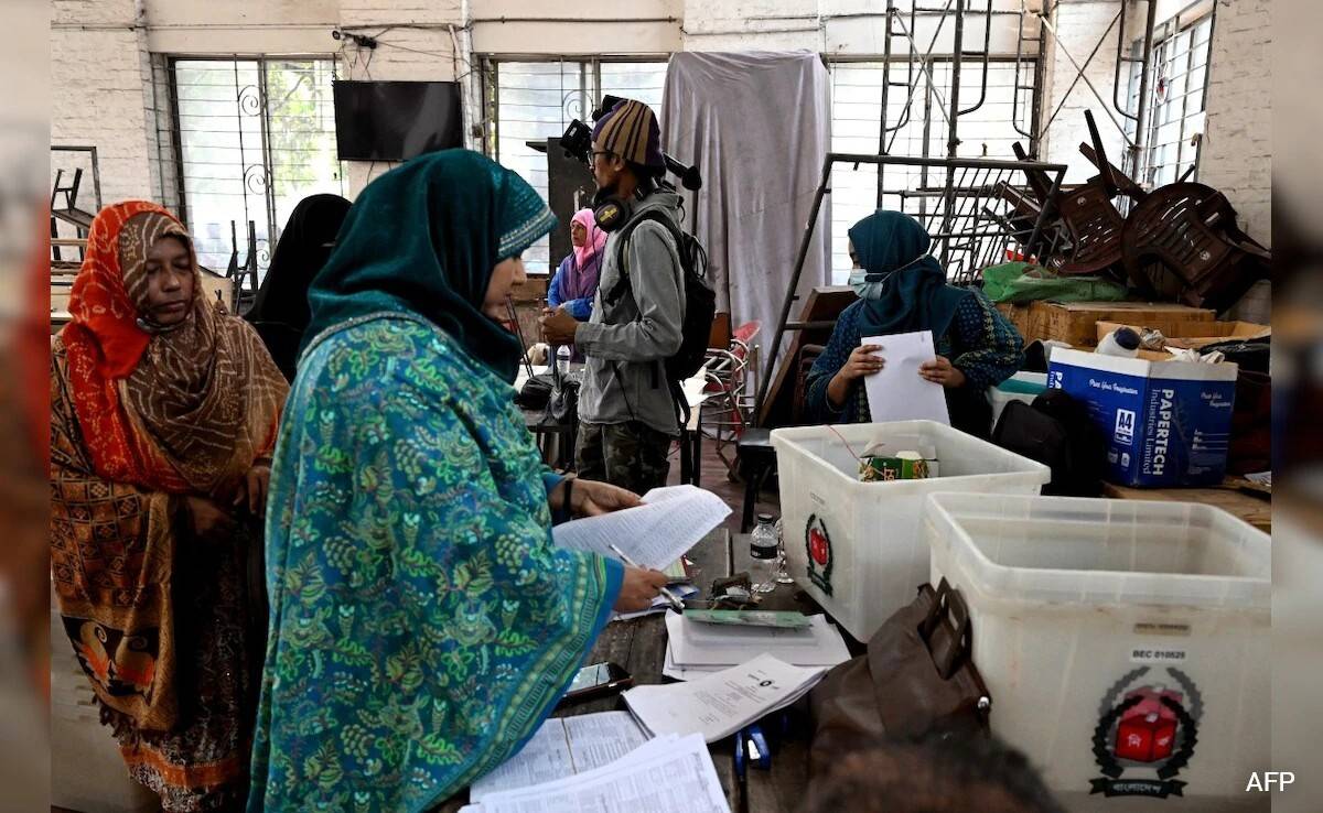 الناخبون يتوجهون إلى مراكز الاقتراع في بنغلاديش في أول انتخابات بعد الإطاحة بحسينة