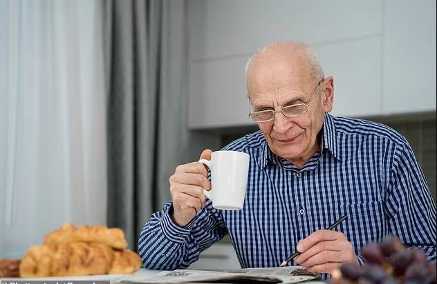 مسن يحل الكلمات المتقاطعة كتمرين ذهني