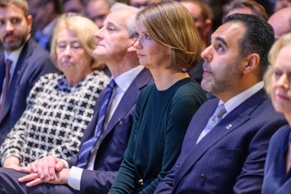 محافظة البنك المركزي النرويجي ‌إيدا فولدن باتشه في مقدمة الحضور