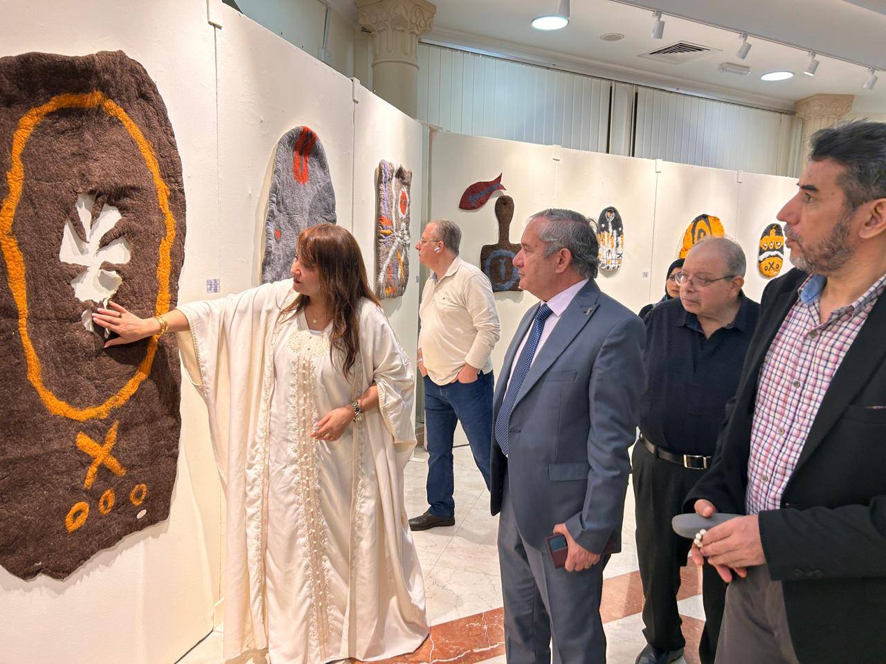 دلال الصماري تشرح أعمالها في المعرض 