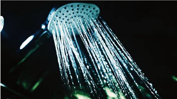 «الاستحمام في الظلام» أفضل طريقة لتحسين جودة النوم