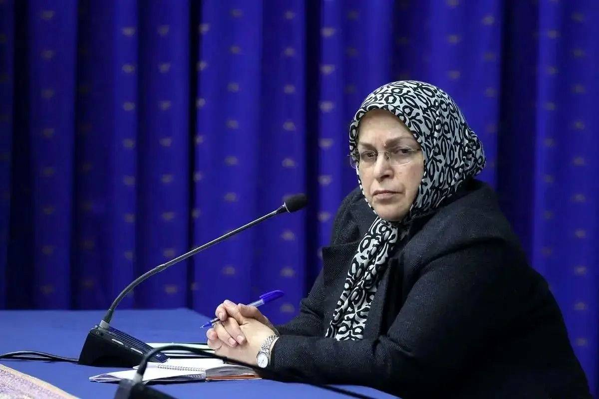 السلطات الإيرانية تفرج بكفالة عن القيادية الإصلاحية آذر منصوري