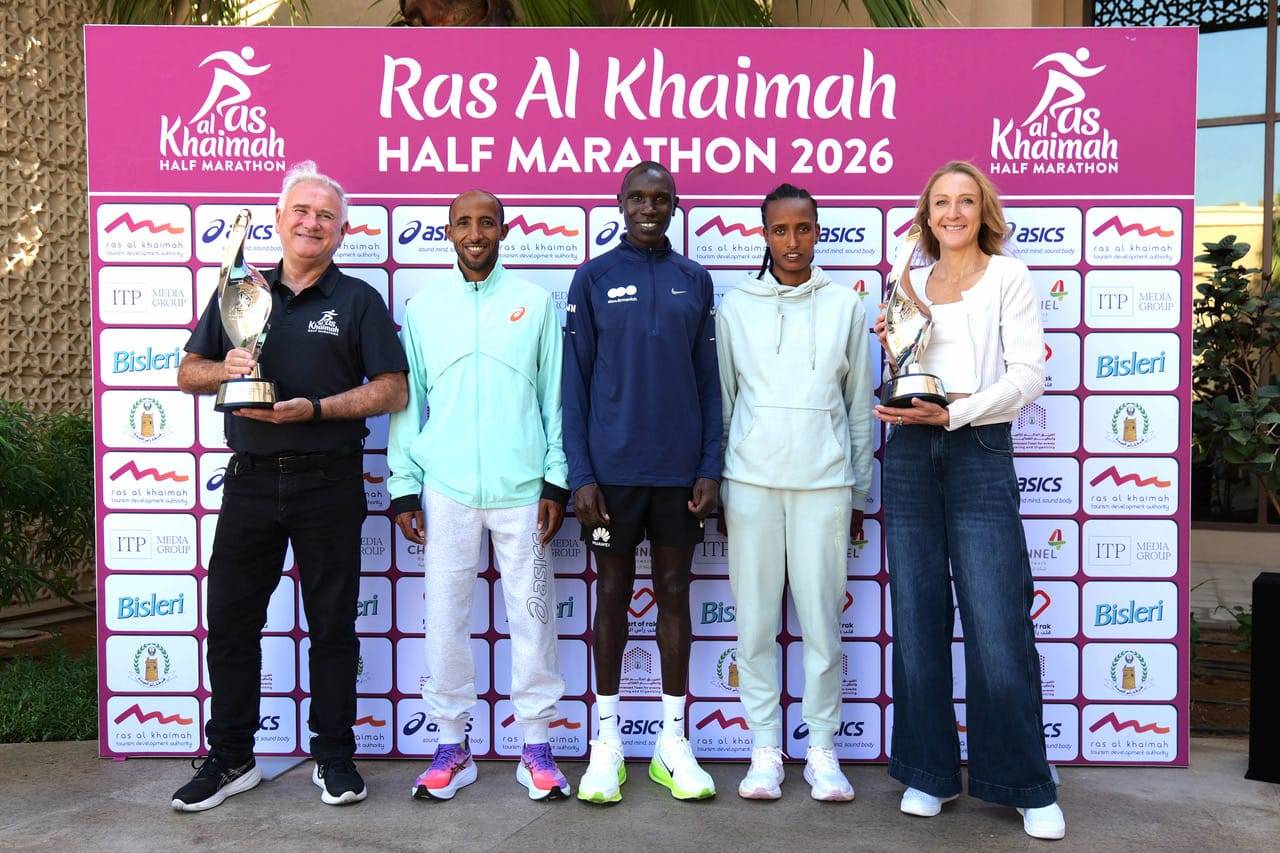 بيتر كونرتون مدير السباق ونخبة العدائين 