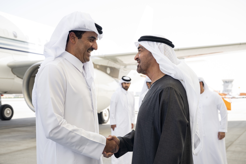 محمد بن زايد في مقدمة مستقبليه.. أمير قطر يصل الإمارات في زيارة أخوية