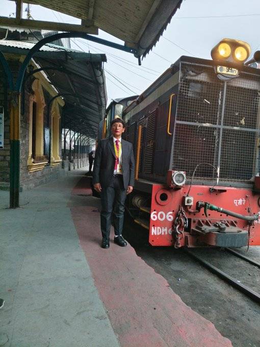 ساريتا يولمو بجانب القطار