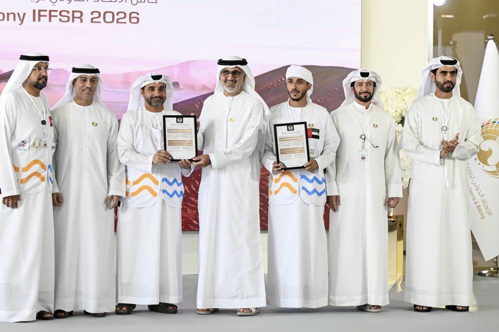 أحمد بن محمد يبارك فوز فريق الإمارات بلقب كأس الاتحاد الدولي للصقور