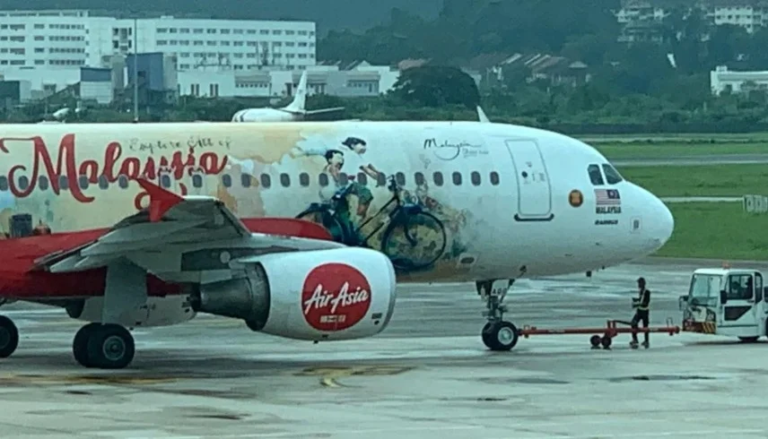 الطائرة وعليها الرسم