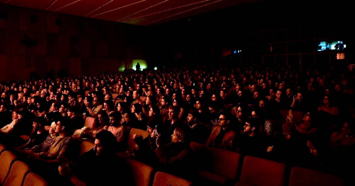  الجمهور يتابع الفيلم في صالة العرض 