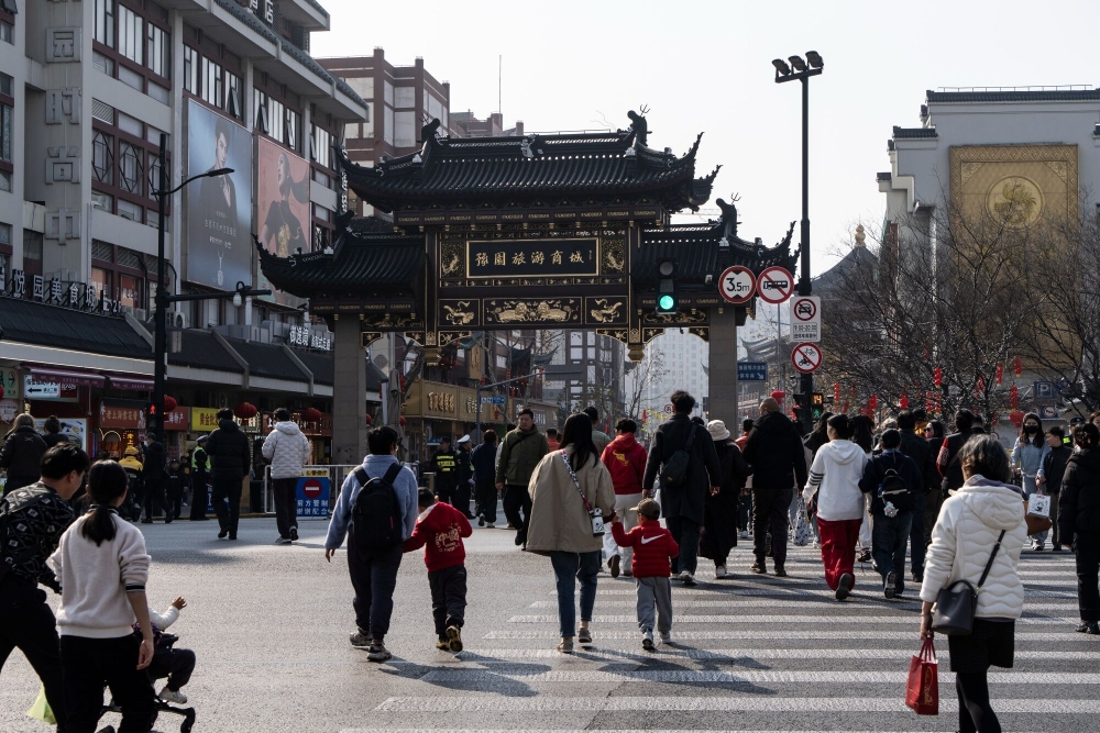زوار بالقرب من سوق يو يوان في شنغهاي، الصين (بلومبيرغ)