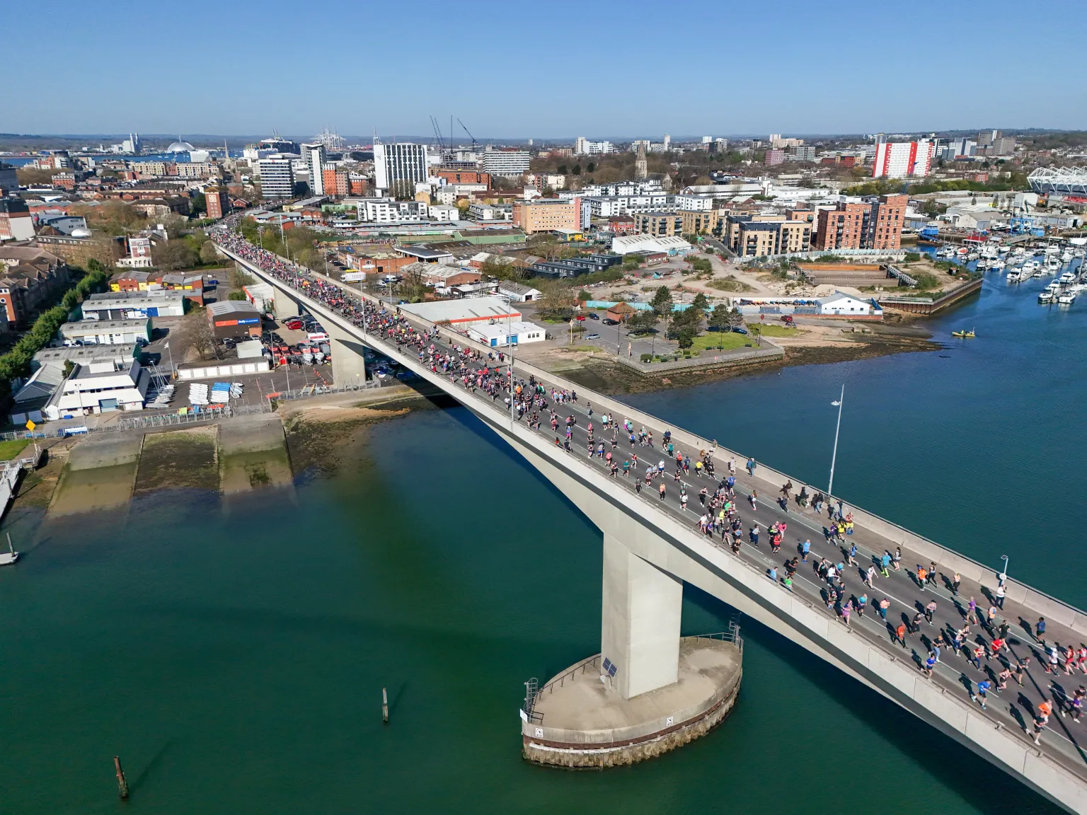 الجسر على بعد نصف ميل من معقل ساوثمبتون 