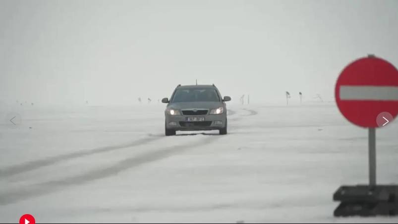 الطريق فوق بحر متجمد