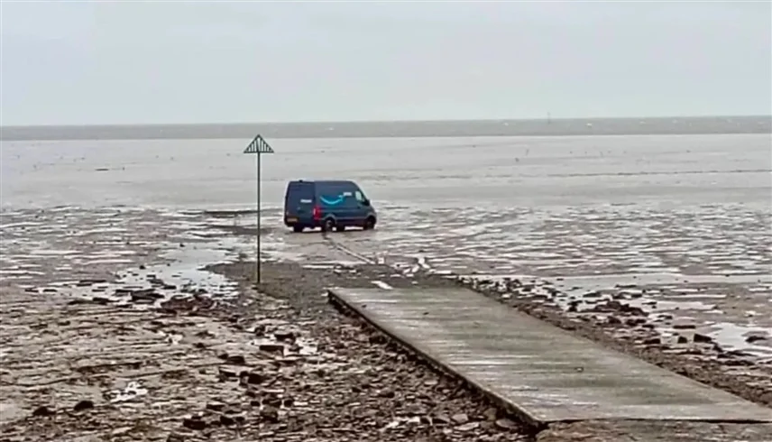 الشاحنة فوق الطريق الخطِر