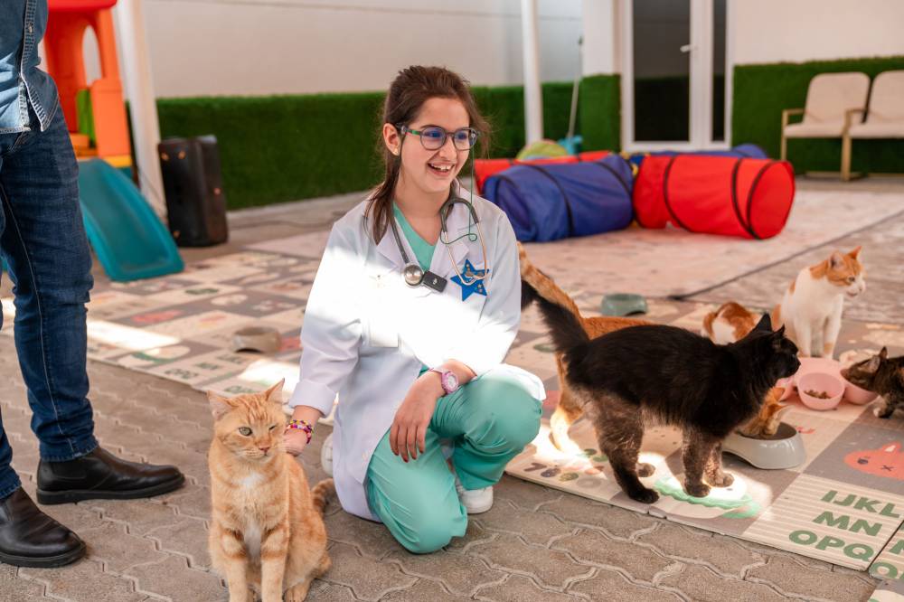 الأمنية 8000.. تُحقّق حلم طفلة لتصبح طبيبة بيطرية