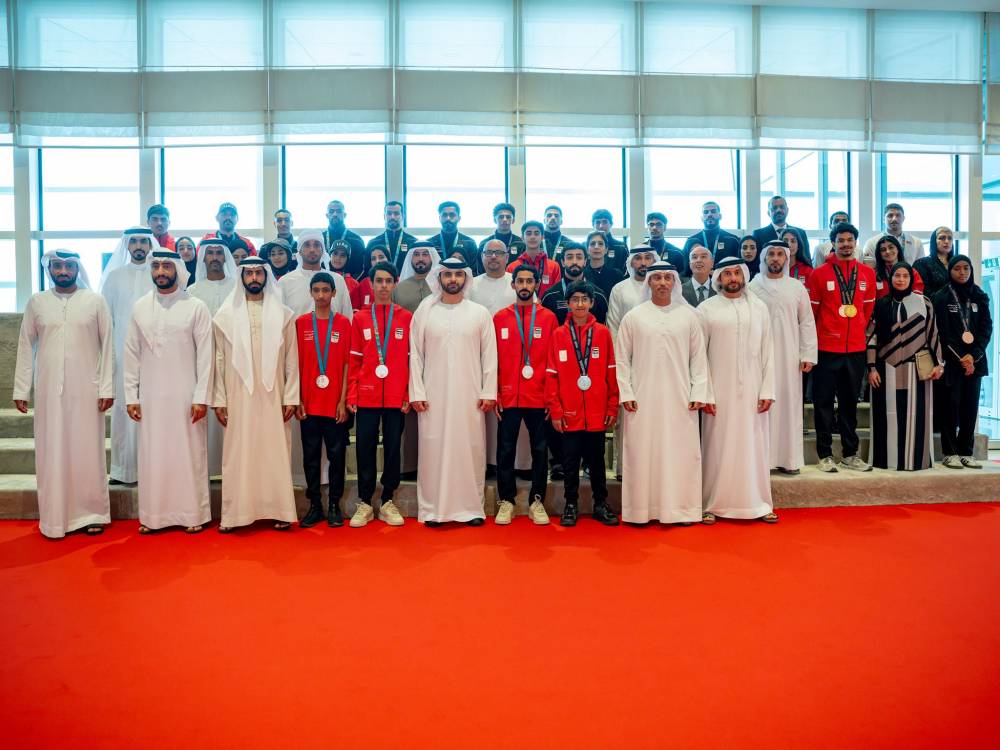 منصور بن محمد والفلاسي مع أبطال الإمارات في الألعاب الآسيوية للشباب