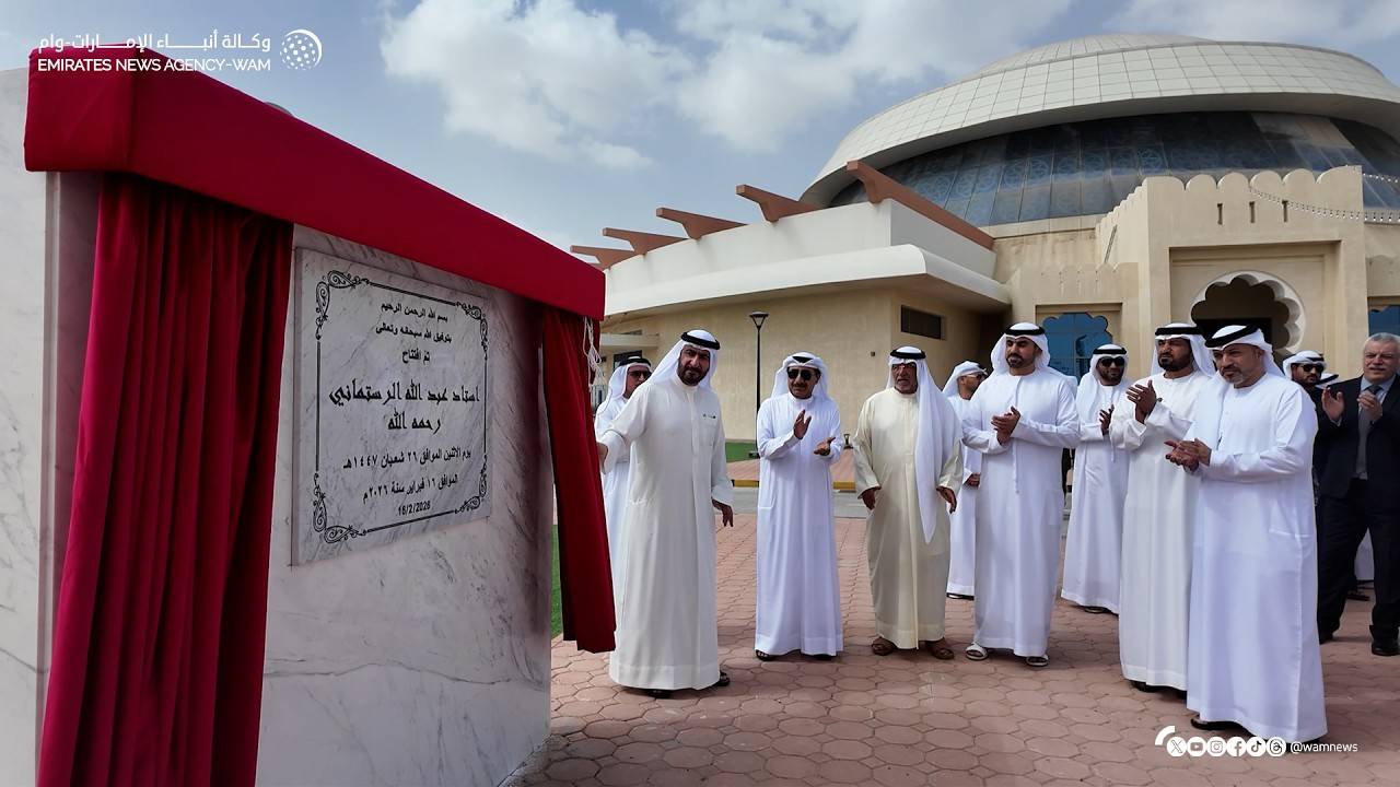 ماجد النعيمي يرفع الستار عن اللوحة التذكارية للملعب