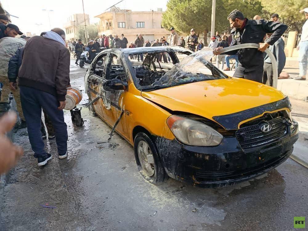 خلال عملية إطفاء النيران في السيارة المشتعلة التي انفجرت في السويداء 