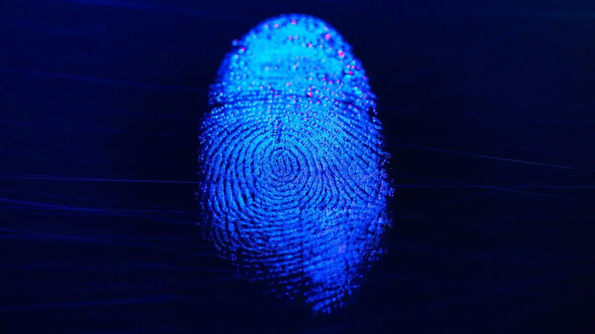 بصمة من غلاف رصاصة