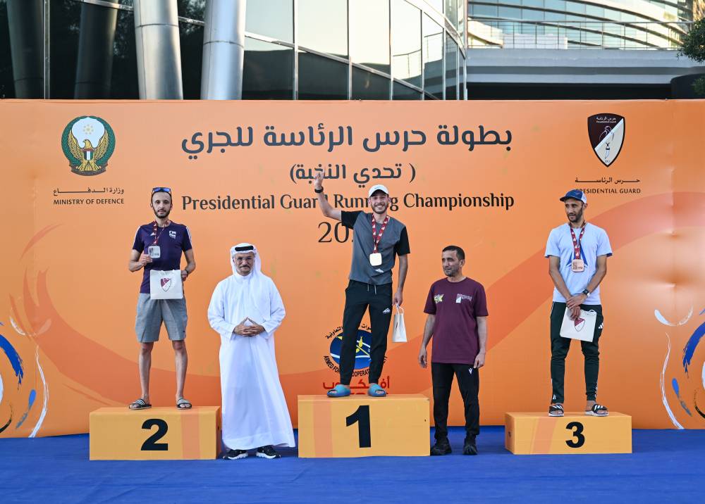 سعيد حارب ويعقوب آل علي خلال تتويج الفائزين