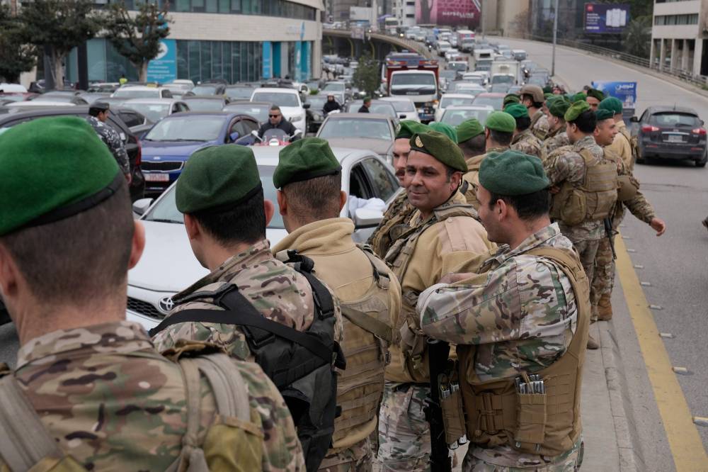 جنود لبنانيون ينتشرون بعد أن أغلق سائقو سيارات الأجرة طريقاً رئيسياً احتجاجاً على زيادة الضرائب وأسعار البنزين(أ ب )