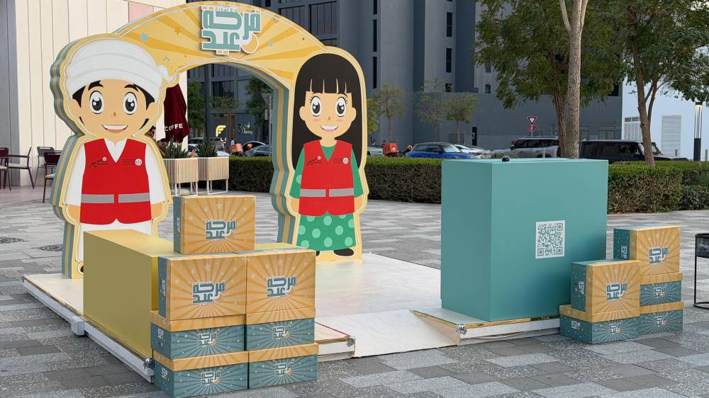 «اجتماعية الشارقة» توزع صناديق الفرح لـ 865 طفلاً منتفعاً