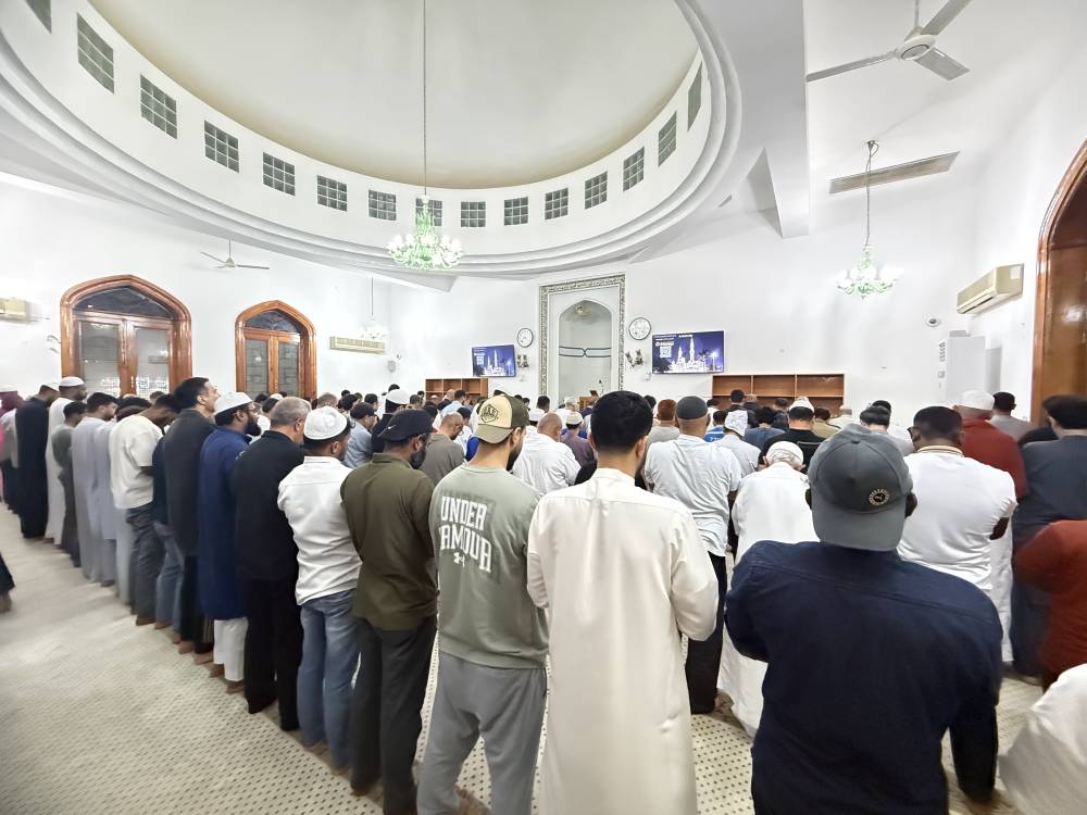 جانب من المصلين أثناء أداء صل	اة التراويح في أحد مساجد أبوظب	ي (تصوير- محمد السماني)