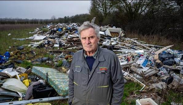 ويل ديكنسون يقف وسط النفايات