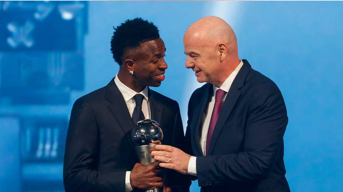 «مصدوم وحزين».. إنفانتينو يدعم فينيسيوس بعد حادثة القرد