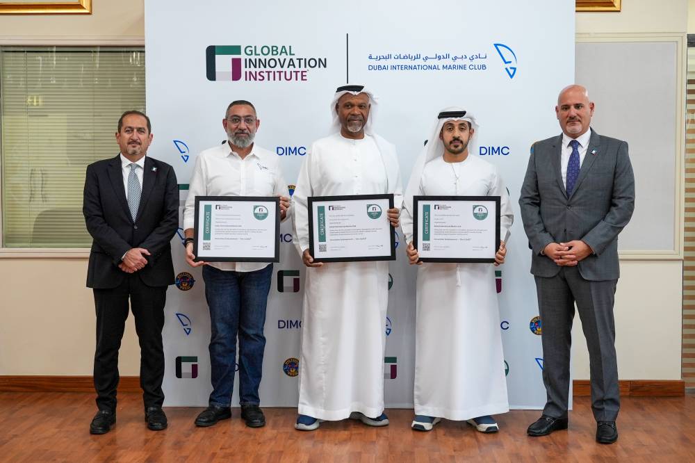 خالد بن دسمال وأحمد السميطي يتسلمان شهادات الاعتماد من مهند شاهين بحضور طارق الخياط