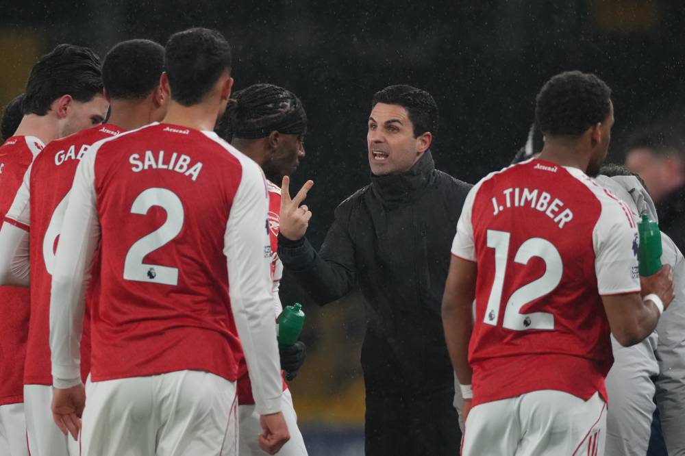 أرتيتا يتحدث بغضب مع نجومه