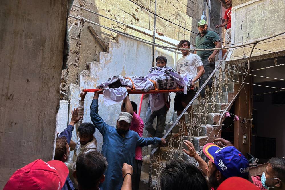 16 قتيلاً على الأقل في انفجار بمبنى في كراتشي الباكستانية