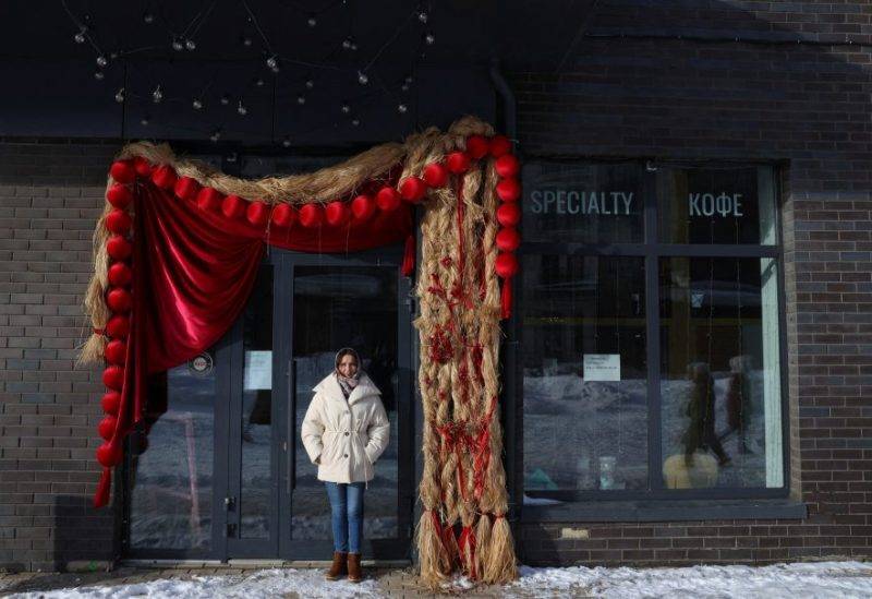 يكاتيرينا أوريشكينا أمام مقهى أغلقت أبوابه في موسكو(رويترز)

