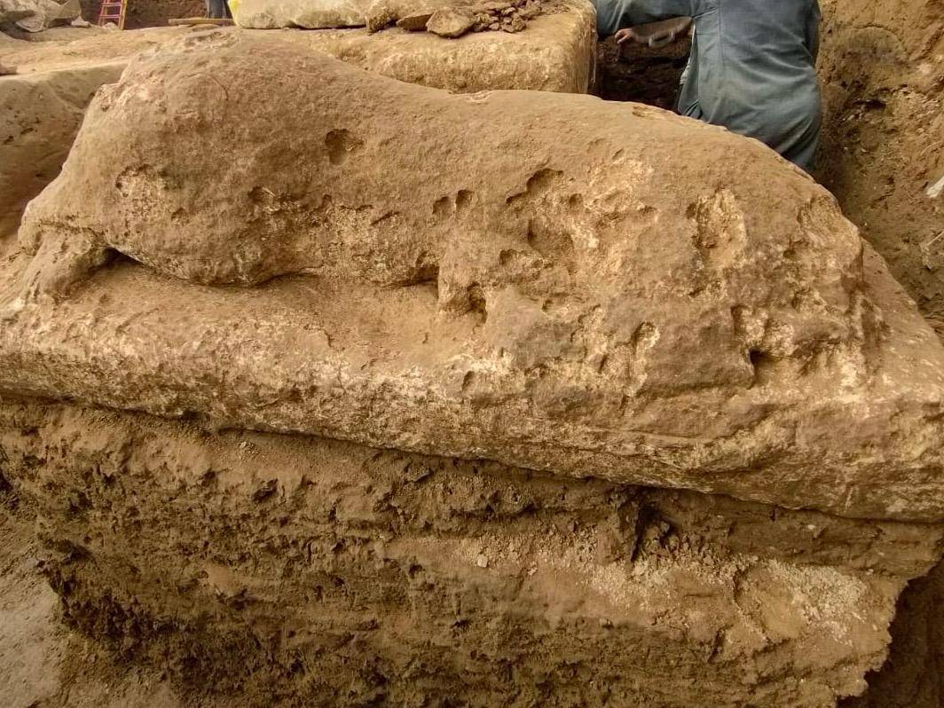 اكتشاف مبنى أثري من عهد «الملك أبريس» في مصر