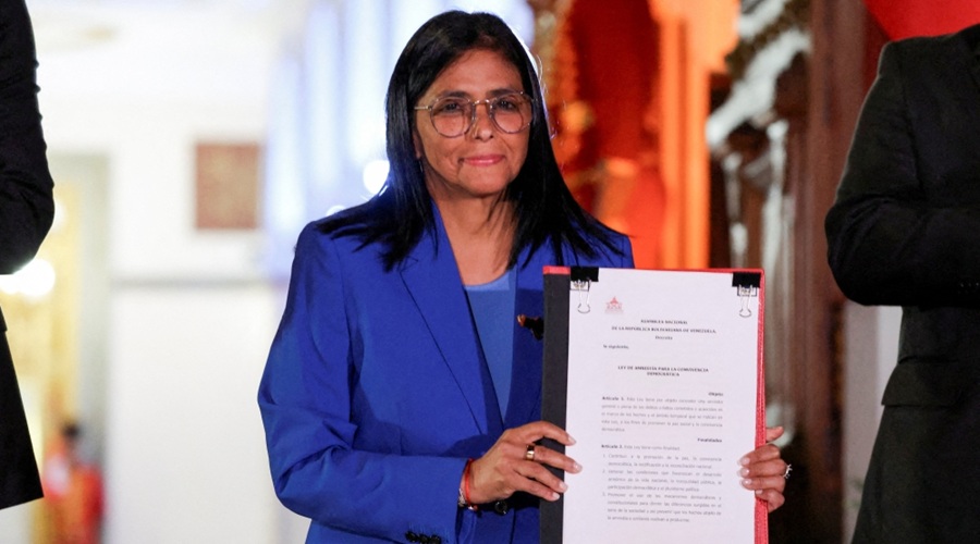 رودريغيز تعرض قانون العفو بعد توقيعه 