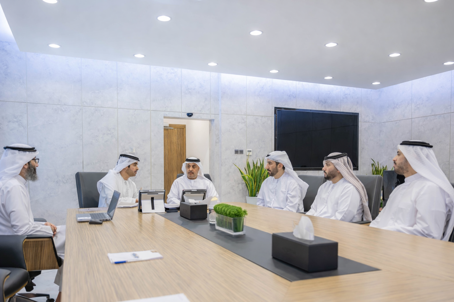 بحث تطوير الطرق الاتحادية والمشاريع الإسكانية في عجمان