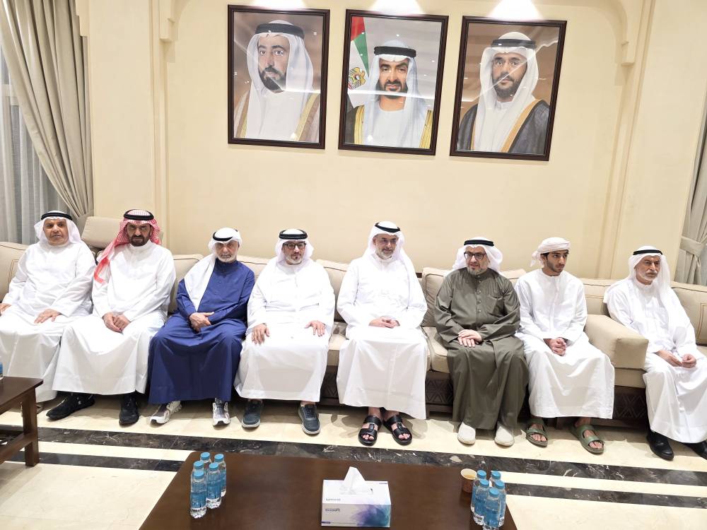ولي عهد الشارقة وعصام بن صقر والوليد بن خادم يعزون العائلة 