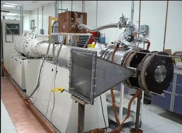 جهاز قادر على توليد نبضات قوية من إشعاع الميكروويف 