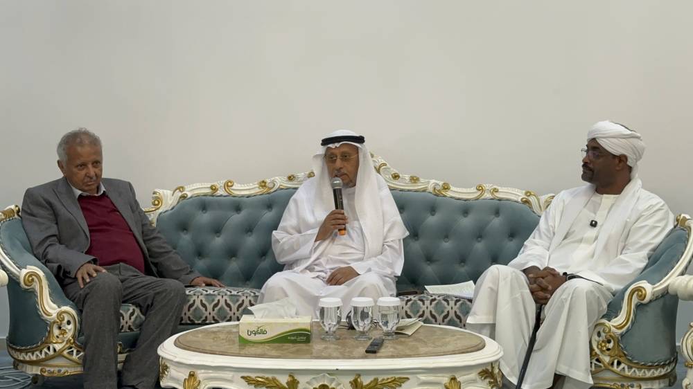 د. أحمد بن عبد العزيز الحداد ود. عمر عبد العزيز وعبد اللطيف محجوب خلال الأمسية