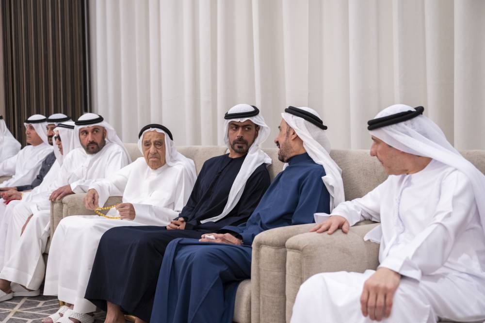 خليفة بن طحنون خلال تقديم واجب العزاء 